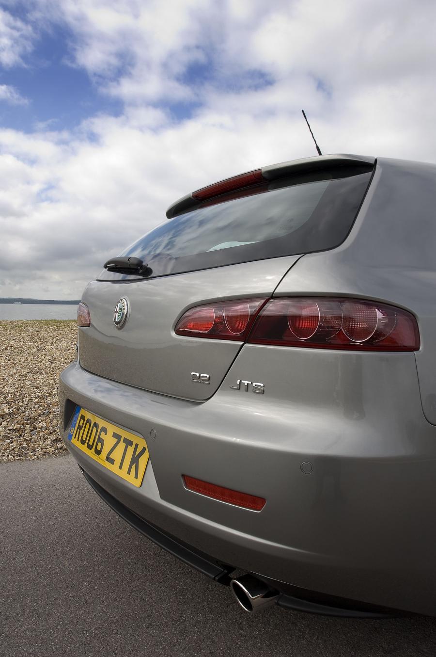 Детали экстерьера Alfa Romeo 159 Sportwagon (939B) 2006 года  (UK) (фото 24 из 31)